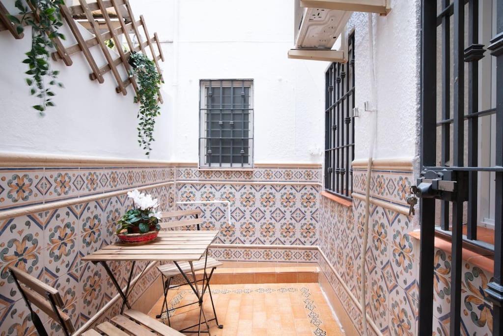 Santa Justa Urban Apartment Sevilla Bagian luar foto